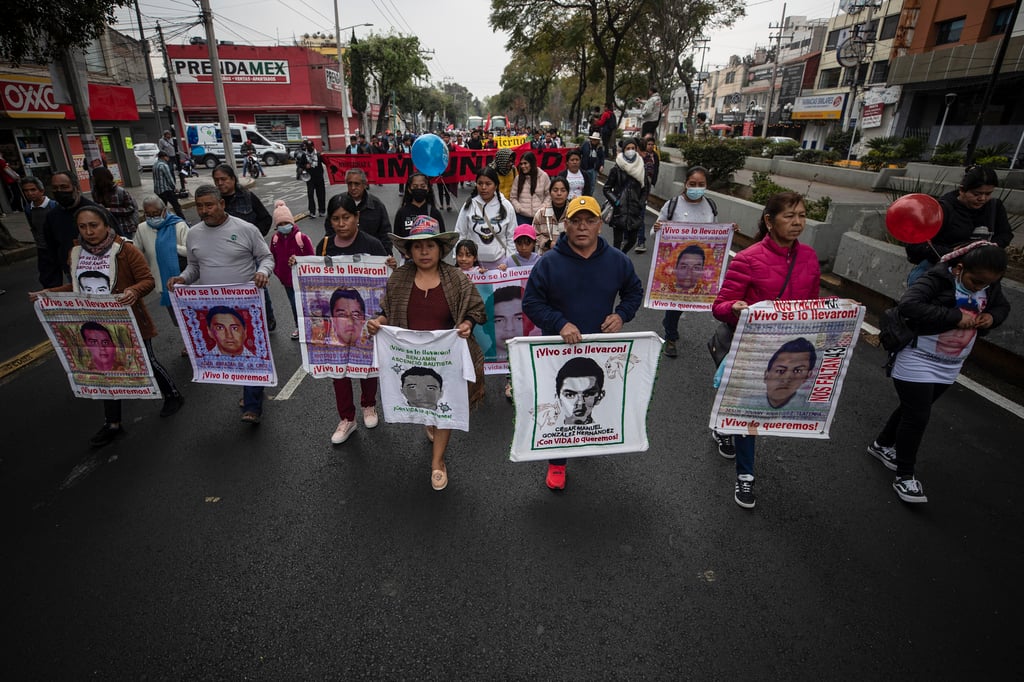 Jueza ordena libertad a 8 militares ligados a la desaparición de los 43 ...