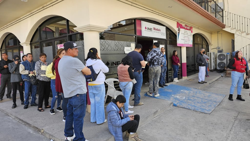 Módulos del INE se llenan por trámites de 'última hora'