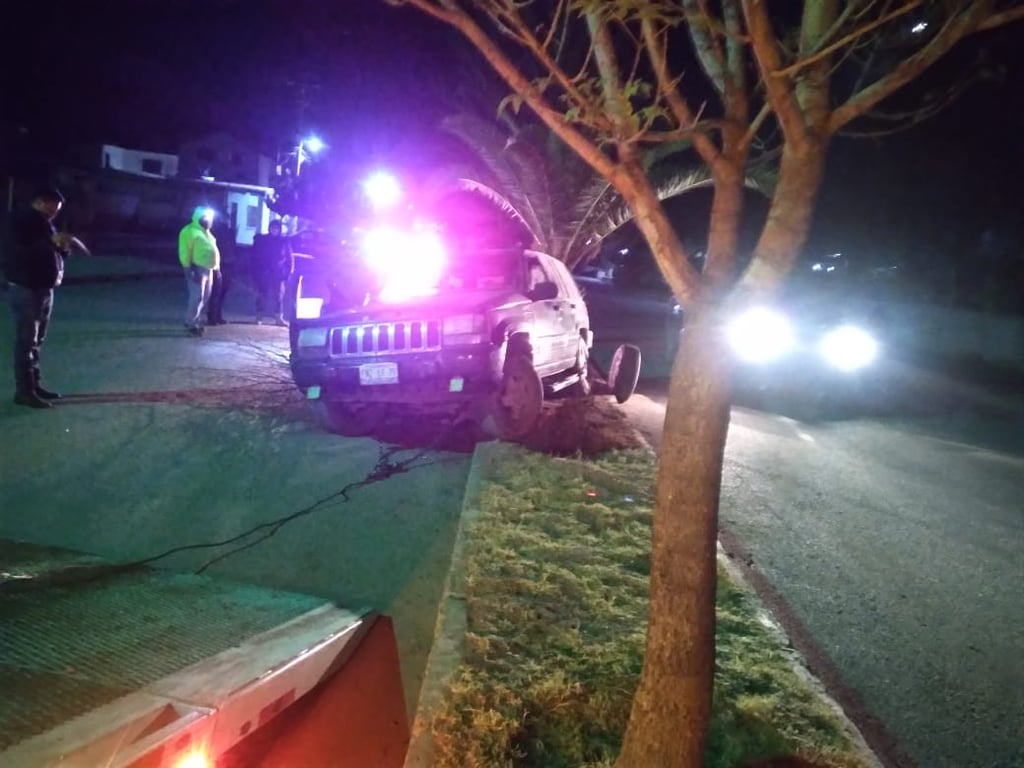 Conductor ebrio choca su camioneta contra un árbol en Lerdo