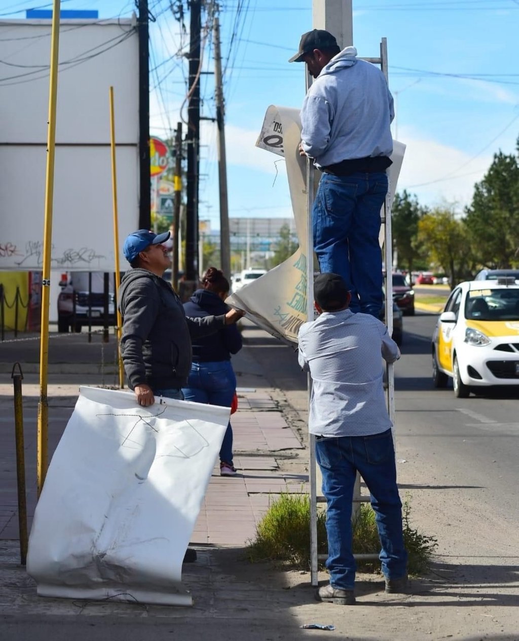 Limpieza. En los recorridos que realiza el personal de Desarrollo Urbano retiran pendones y publicidad que genera contaminación.