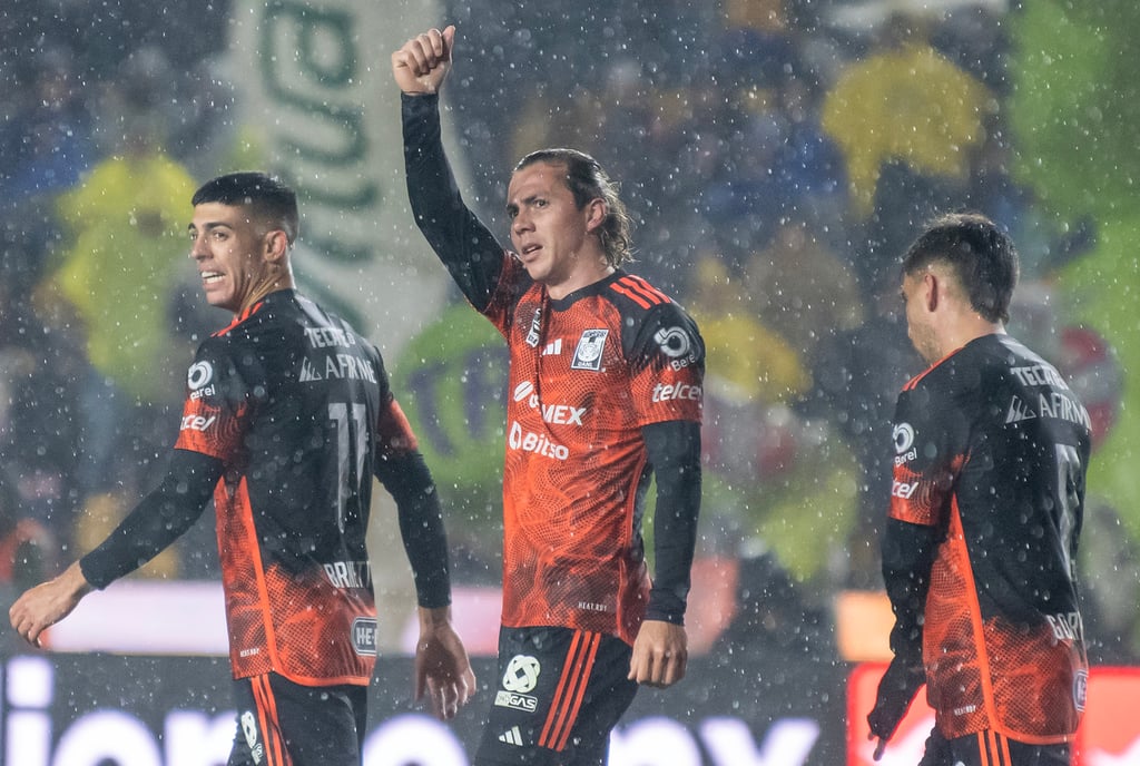 Anotador. Sebastián Córdoba (c) de Tigres festeja la anotación ante Chivas.