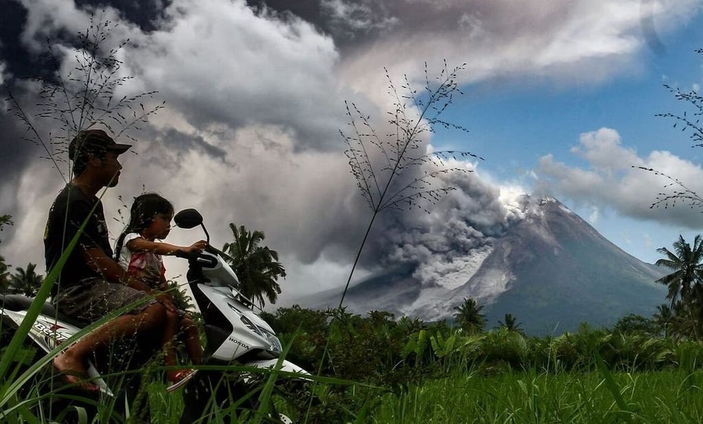 Evacuan a miles por erupciones en el monte Merapi y otros volcanes de Indonesia