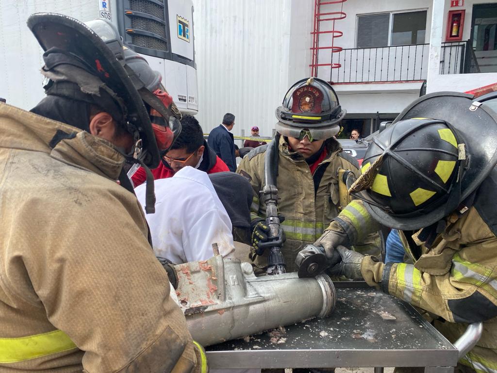 Bomberos atienden a trabajador con brazo atrapado en maquinaria