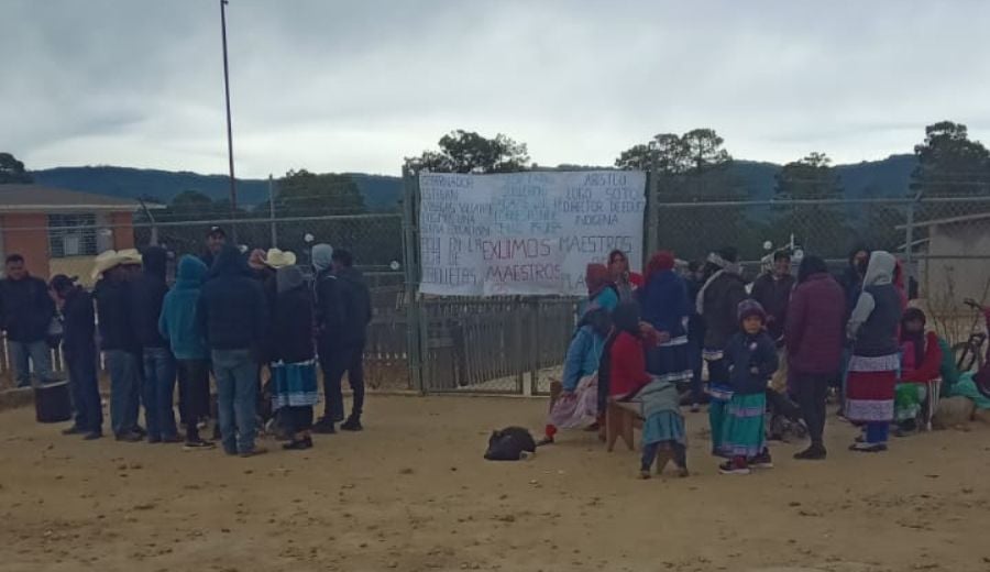 Por falta de maestros, padres de familia cierran primaria en zona indígena del Mezquital