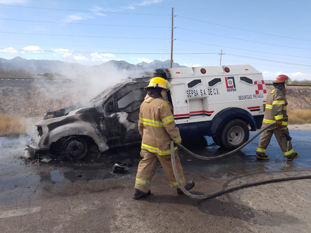 Se incendia camioneta de valores a la altura del ejido Brittingham de Gómez Palacio