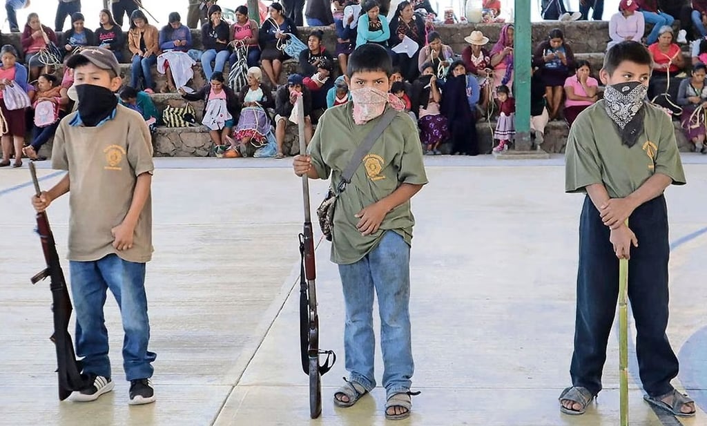 VIDEO: Arman a niños contra el crimen en Guerrero