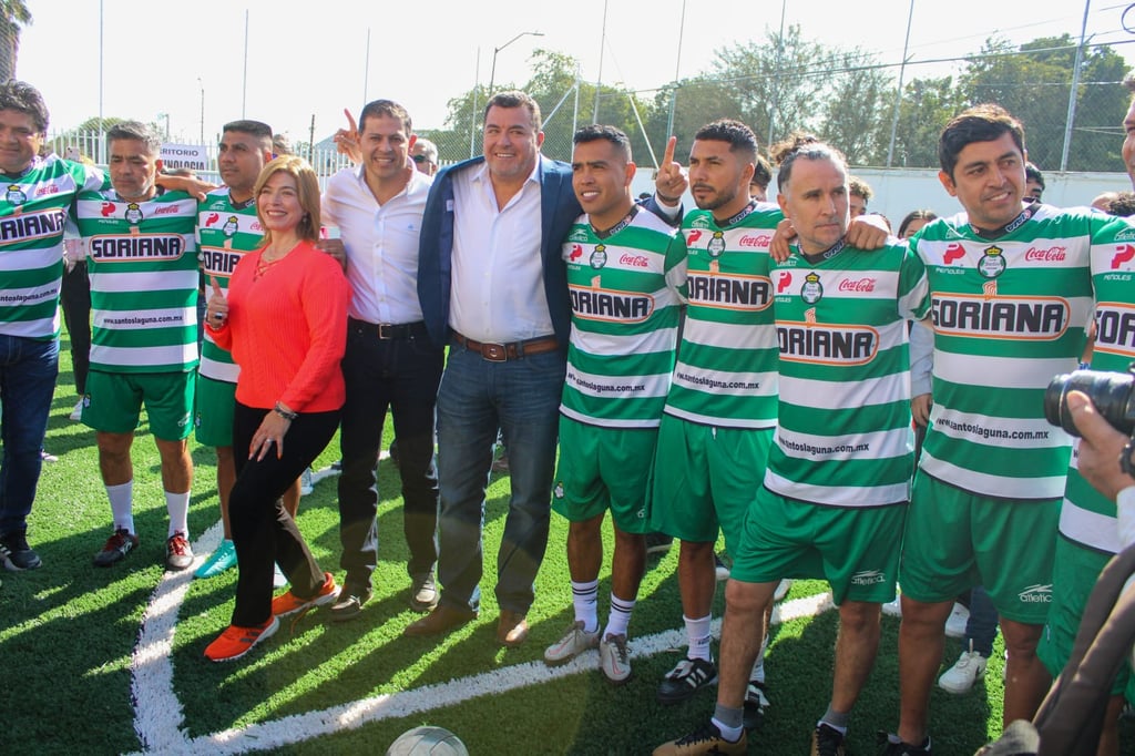 Los exjugadores de los Guerreros, posaron para la foto con las autoridades.