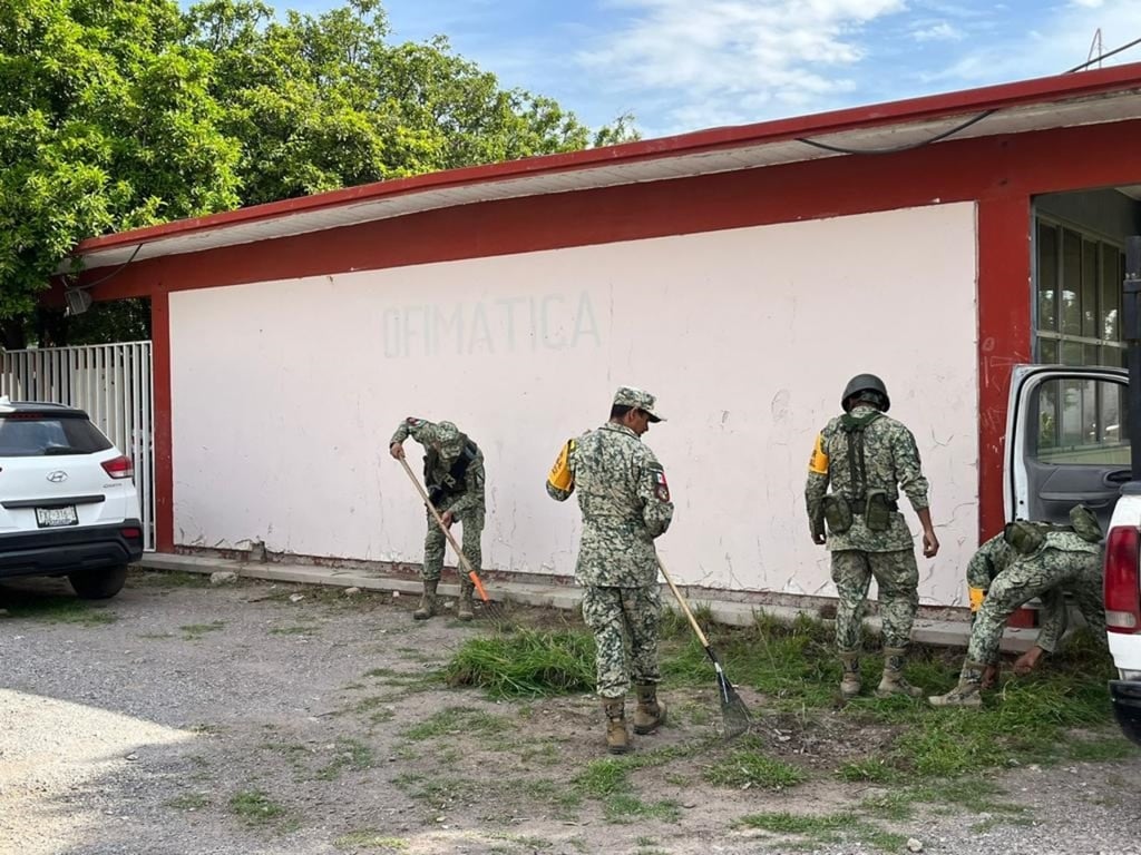 Participación. Militares se involucran en las diversas acciones de limpieza en los planteles educativos.