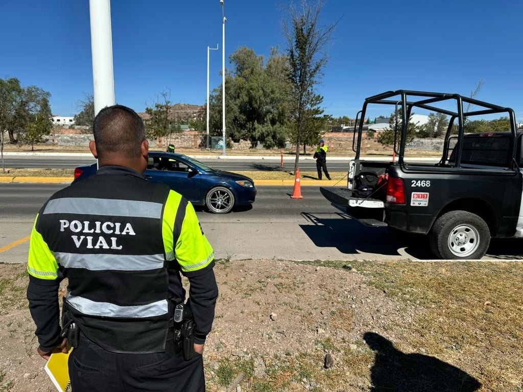 Obligación. Se pide detenerse a los conductores de vehículos que presentan los vidrios polarizados, a los que no portan placas y a los motociclistas que no llevan casco de seguridad.