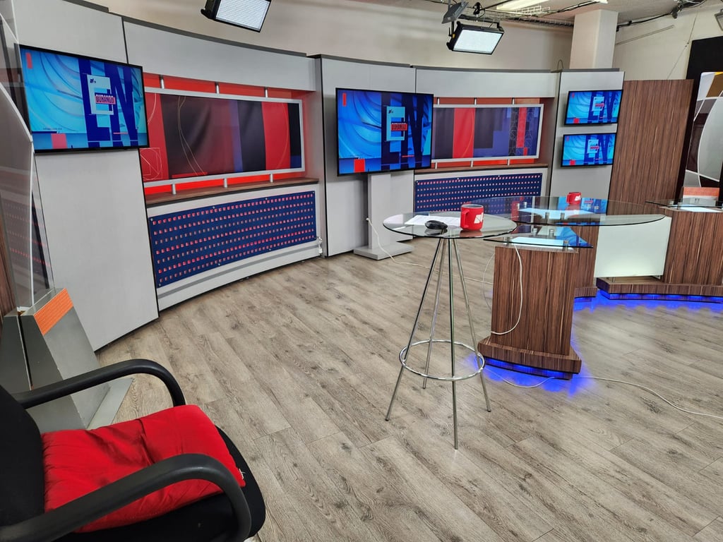 Vacío. El foro de televisa Durango quedó solo luego de que los conductores se despidieron del aire. Televisa cerró varias plazas en el país.