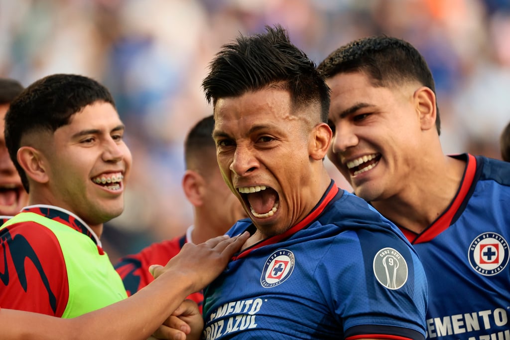 Figura. Ángel Sepúlveda (c) de Cruz Azul  anotó el gol del triunfo ante Mazatlán.