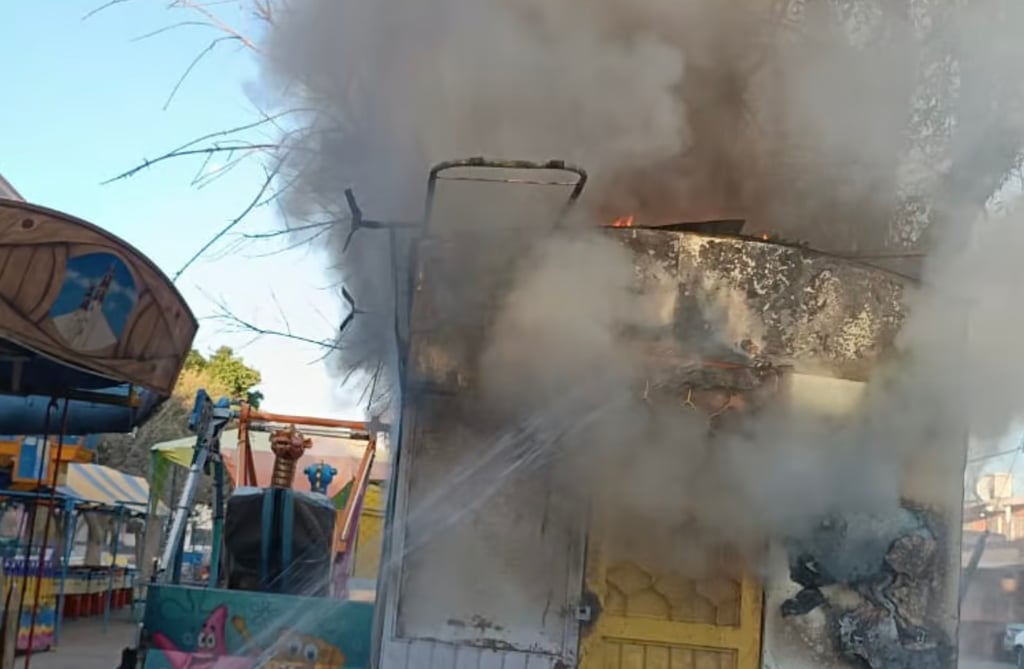 Se incendia bodega en el área de juegos mecánicos del Parque a Victoria de Lerdo