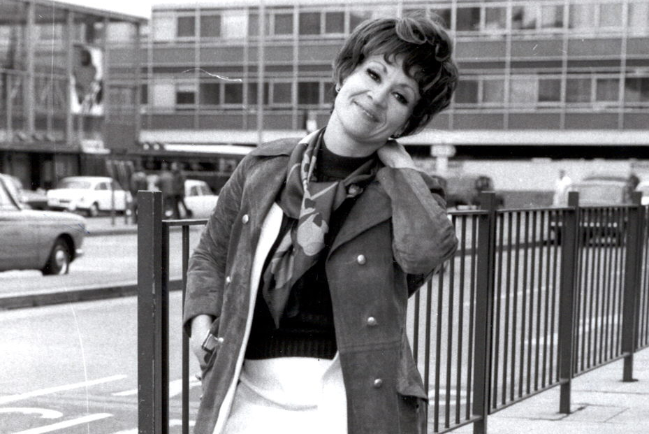 Fotografía de archivo del 26 de marzo de 1969 donde aparece la actriz de origen puertorriqueño Chita Rivera mientras posa en el aeropuerto de Heathrow en Londres, Reino Unido. (FOTO:  EFE/Cifra Gráfica/ARCHIVO)