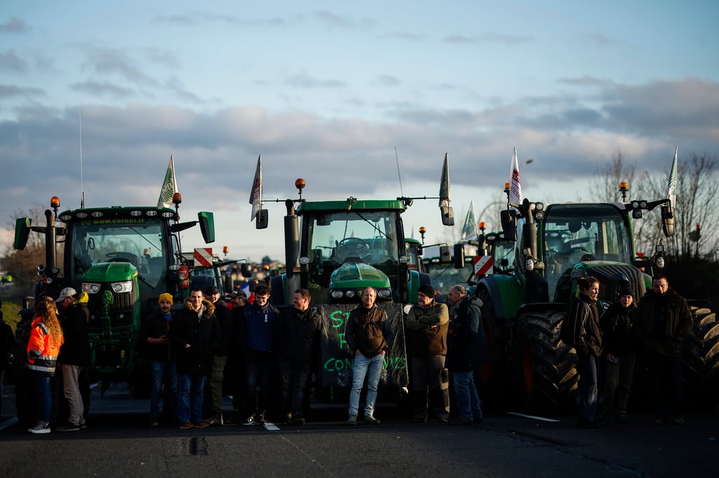 La imagen de tractores apostados cara a cara frente a las tanquetas policiales que vigilaban uno de los puntos de bloqueo de una autopista que conduce a París, auguraba que podían saltar chispas.
