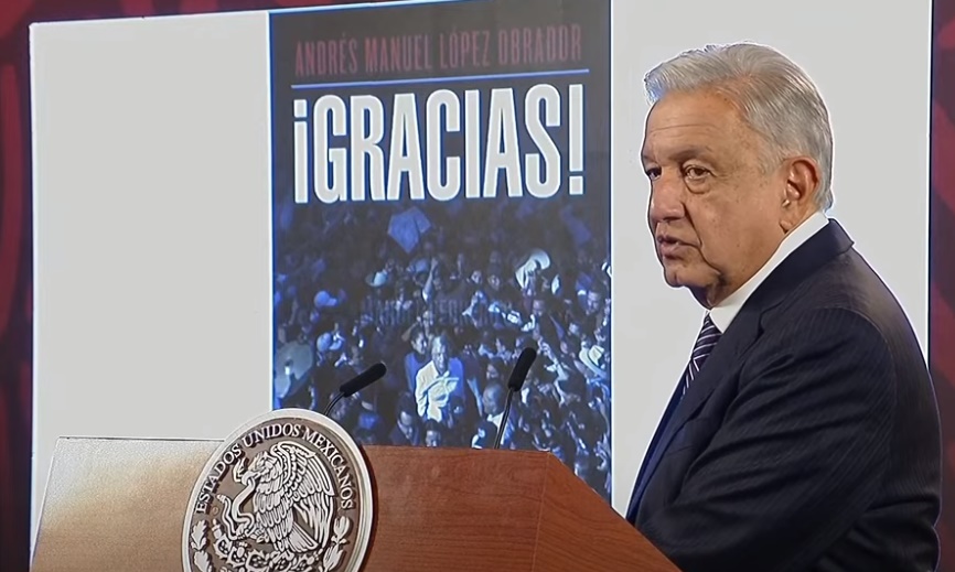 AMLO presume la portada de su último libro titulado '¡Gracias!'