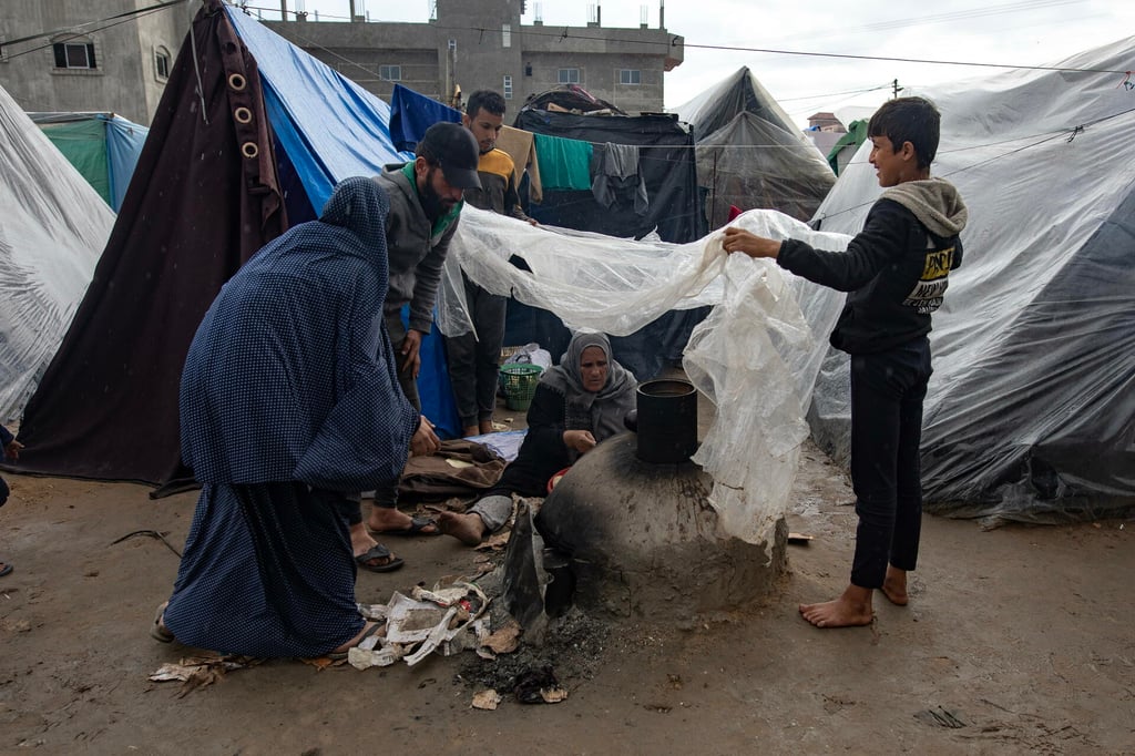 Miles de viviendas presentan daños, obligando a sus habitantes a refugiarse en tiendas de campaña. (EFE)