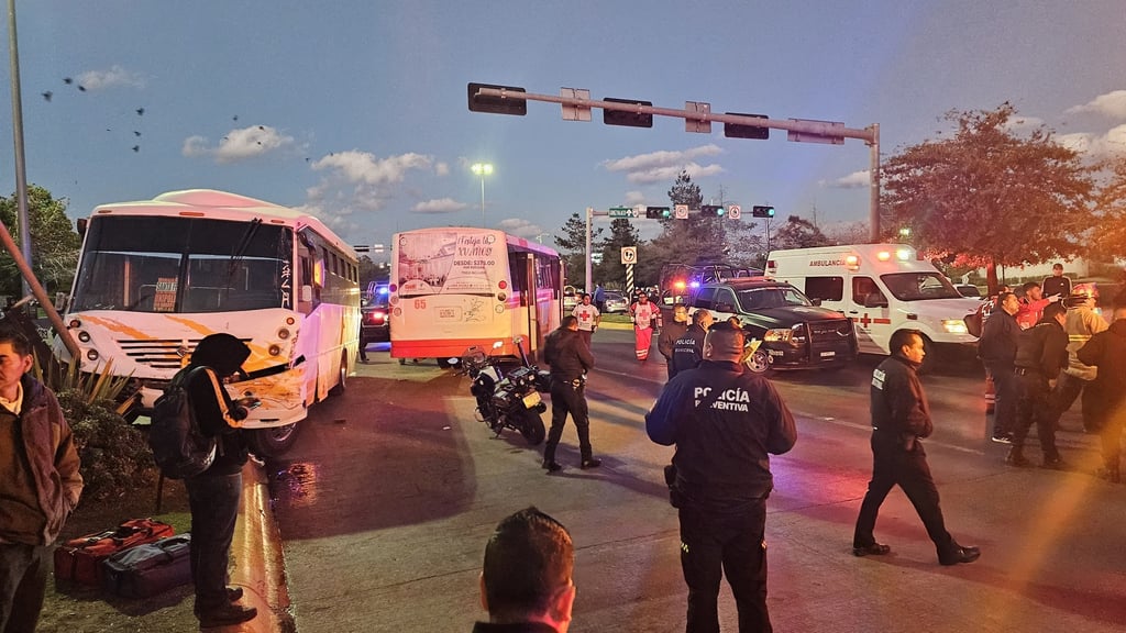 Chofer de camión amarillo está detenido, tras choque con otro 'bus'; hubo 16 lesionados