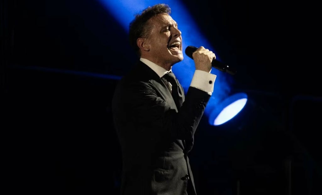 Luis Miguel comparte foto inédita con copa de vino en lujoso avión Bombardier 7500