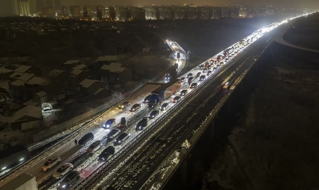En vísperas del Año Nuevo Lunar, nieve deja varados a miles de autos en China