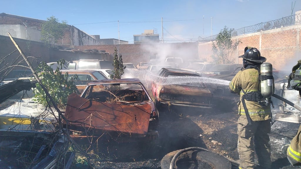 Se incendian vehículos dentro de un terreno en la ciudad de Durango