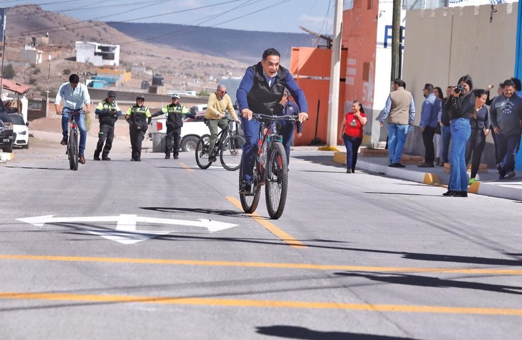Obras. El alcalde Toño Ochoa llegó en bicicleta a las colonias Juan Salazar y Ampliación Las Rosas, donde entregó a los vecinos calles recién pavimentadas.
