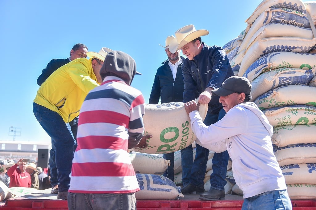 Apoyo. El Gobernador llevó semilla de avena a los productores de la región de Los Llanos; además, anunció la construcción de siete bordos de abrevadero más para el ganado.