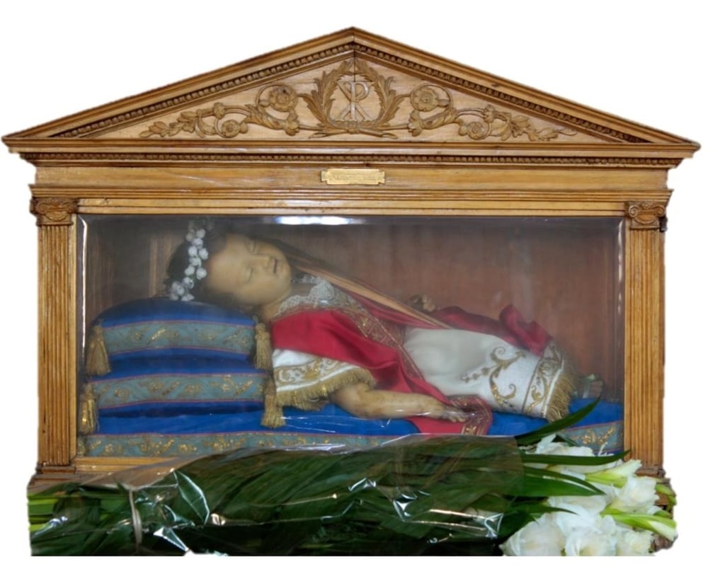 Historia. La pieza está hecha con cera de Castilla y data del siglo XVII, la cual representa al atributo santoral de San Valentín.