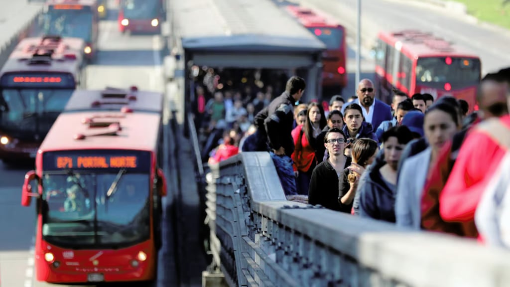 Latinoamericanos pasan 25 días del año en el transporte, según un estudio