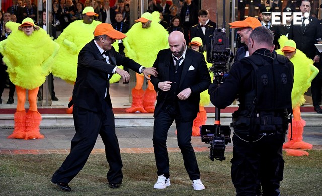 VIDEO: John Travolta, centro de bromas y 'memes' tras bailar 'los pajaritos'