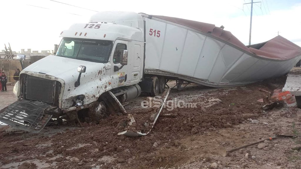 Rapiña en poblado de Gómez Palacio luego de que camión cayó en zanja