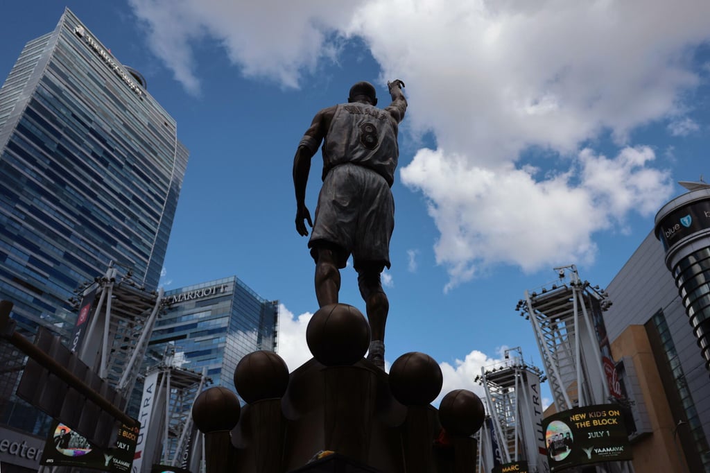 La estatua está inspirada en una imagen del inolvidable partido de los Lakers de 2006 ante los Toronto Raptors en el que Kobe anotó 81 puntos