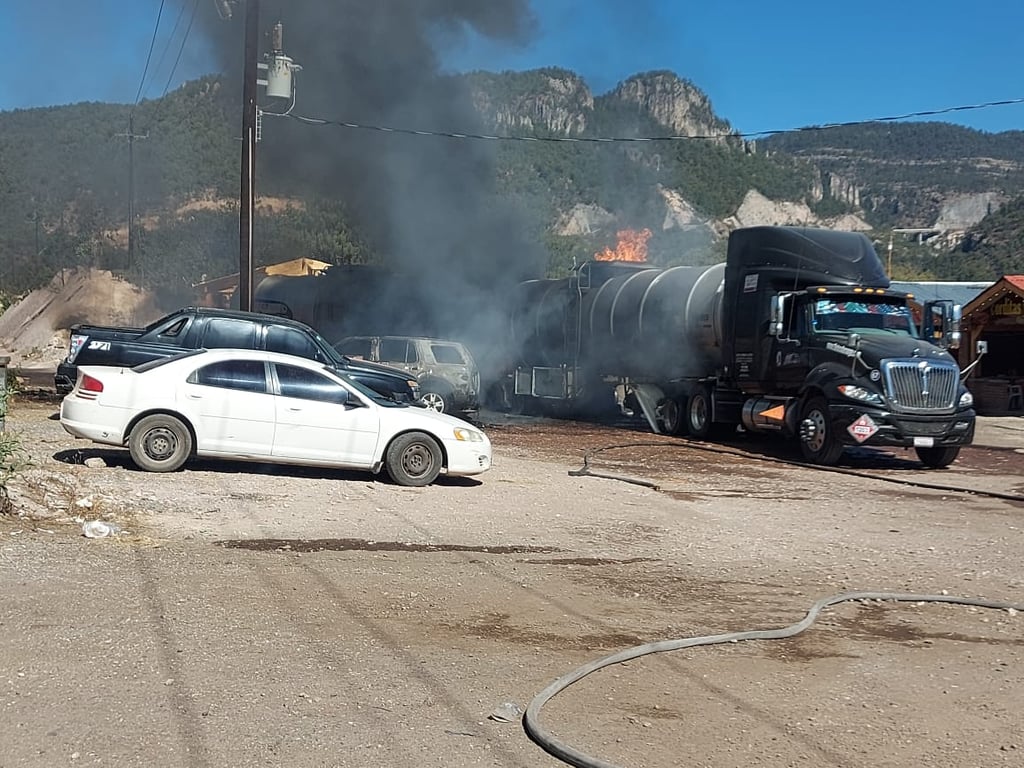 Se incendia pipa de combustible en Chavarría; lograron controlar el fuego
