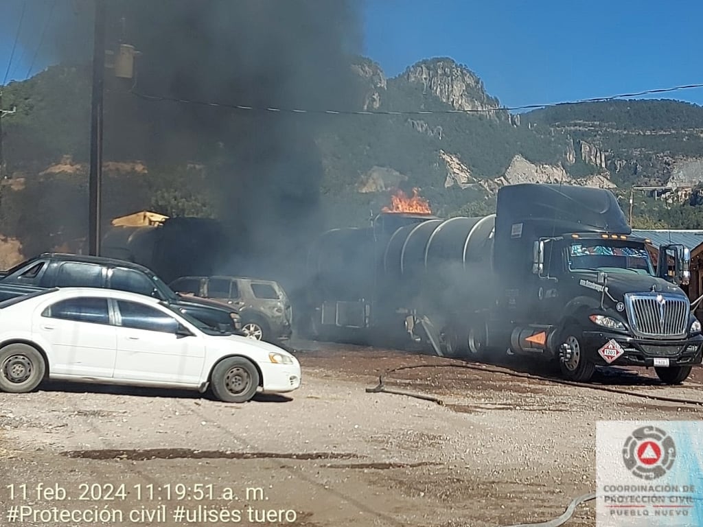 Hecho. Dos tanques cisterna y una camioneta fueron consumidas por el fuego en Chavarría, Pueblo Nuevo, Durango.
