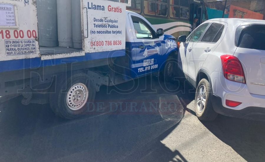 Camioneta choca contra vehículo repartidor de gas en Tierra Blanca