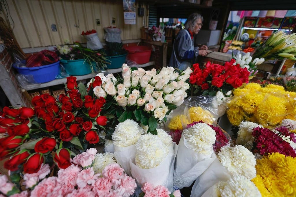 Un vendedor ofrece variedad de flores. (ARCHIVO)