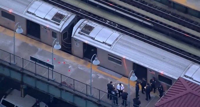 Imagen captada posterior al tiroteo en el metro de Nueva York. (ESPECIAL)