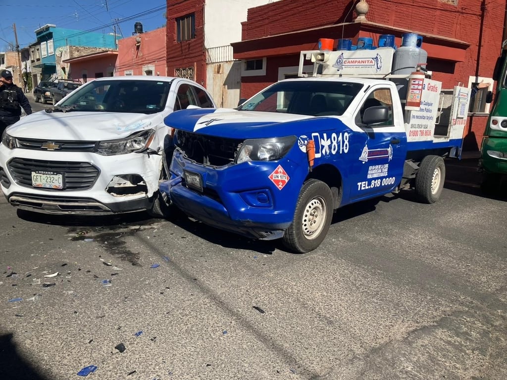 Accidente. Una camioneta de reparto de gas LP fue impactada por una SUV particular en el barrio de Tierra Blanca.