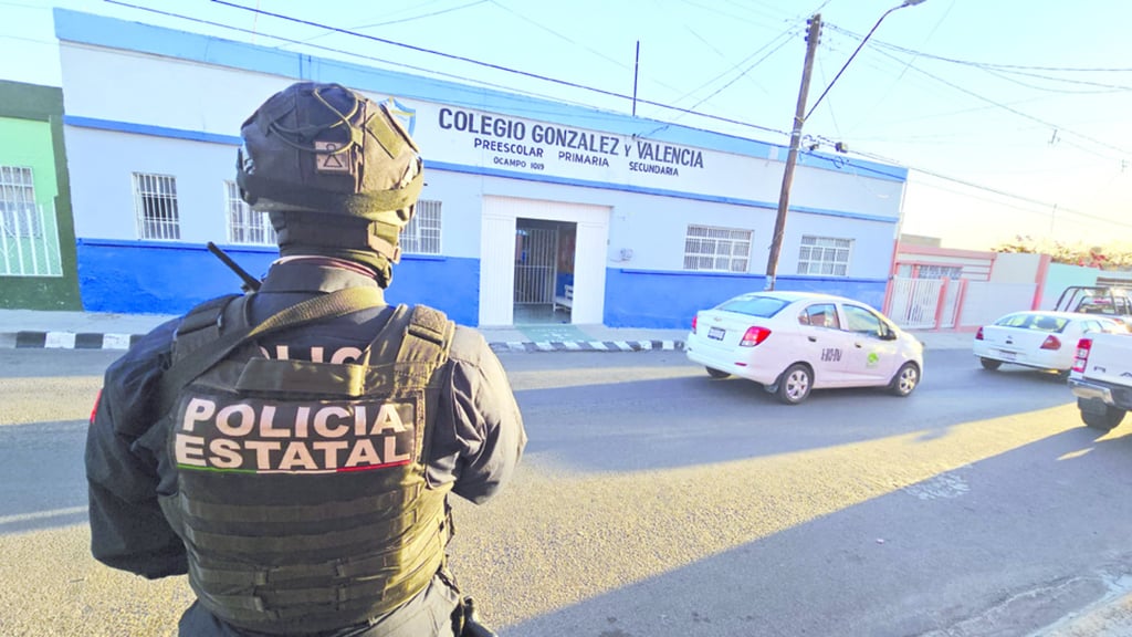 Elementos. Desde muy temprano, en el Colegio González y Valencia hubo vigilancia de la Policía Estatal.