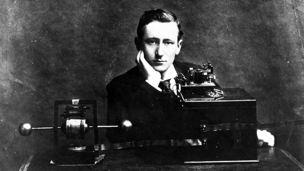 Inicios. Guillermo Marconi fue pionero en las tecnologías radiofónicas, al ser el primero en lugar un enlace de radio entre Dover (Inglaterra) y Boulogne (Francia) a una distancia de 48 km.