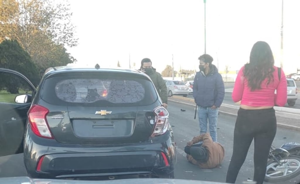 Accidente. Un motociclista se impactó en la parte trasera de un vehículo, cuya conductora detuvo su marcha de manera abrupta.