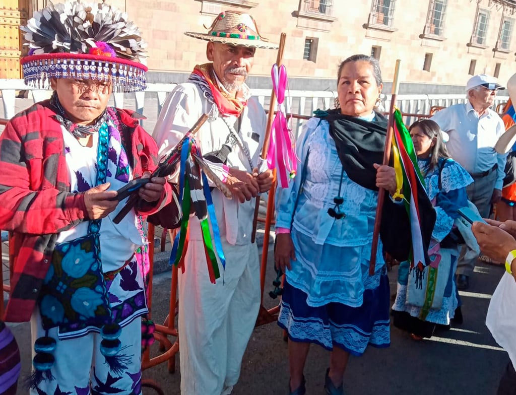 Gobernadora tradicional duranguense denuncia discriminación por aerolínea
