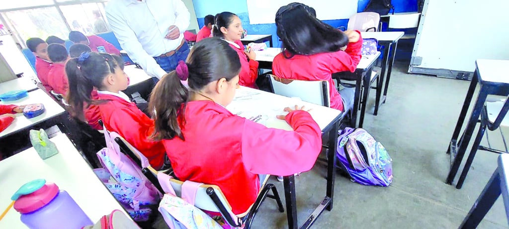 Tiempo. Quedan cuatro meses de este ciclo escolar y todavía existen zonas donde no se han entregado los uniformes escolares.