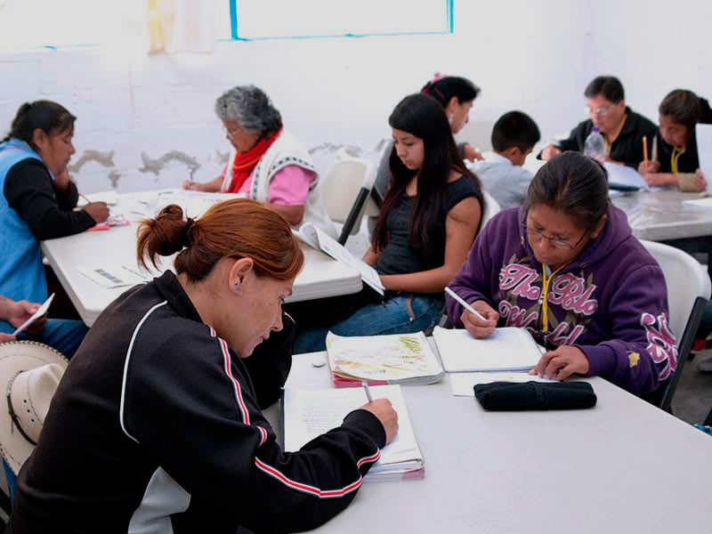 Suman 100 plazas comunitarias para estudios del IDEA en Durango
