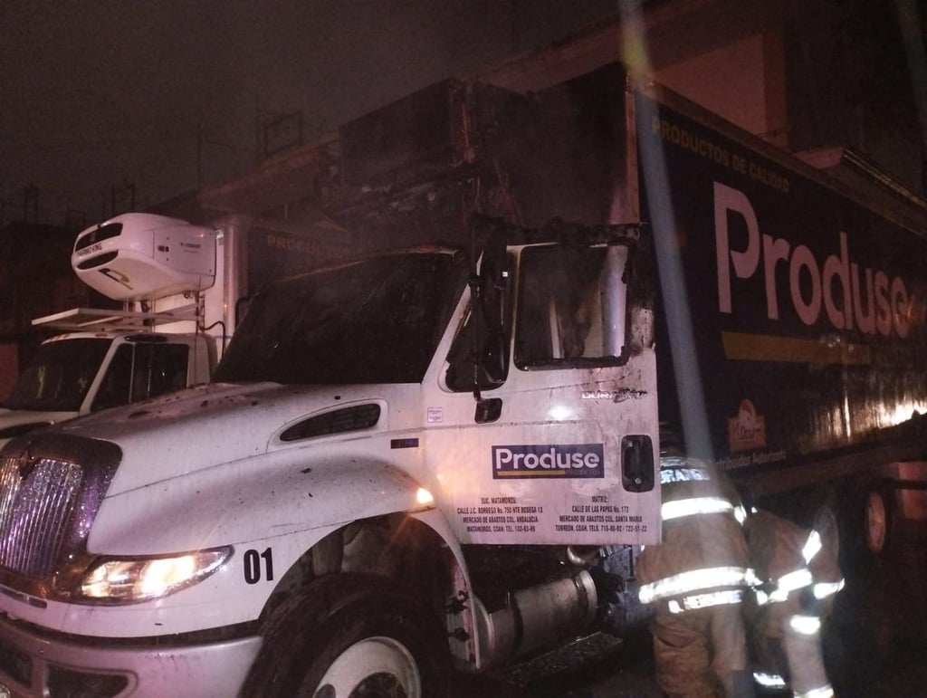 Arde cabina de un camión de carga en el mercado Francisco Villa