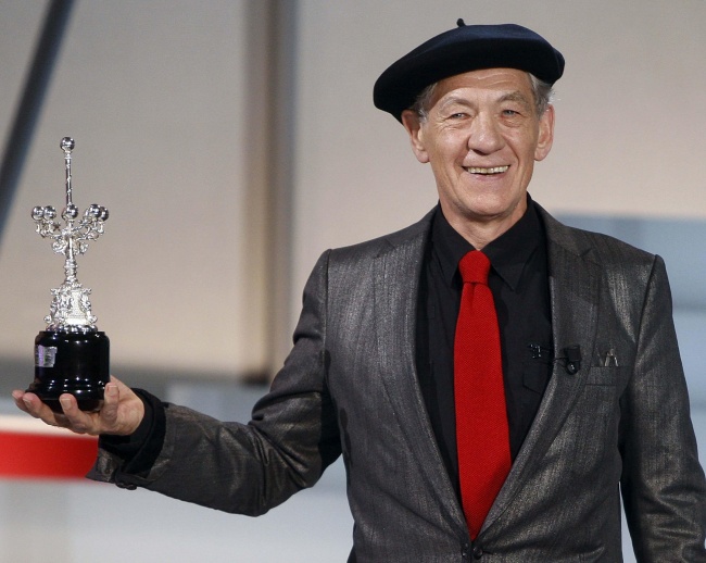 Ian McKellen rompe su relación con Oscar Conlon-Morrey, asegura tabloide