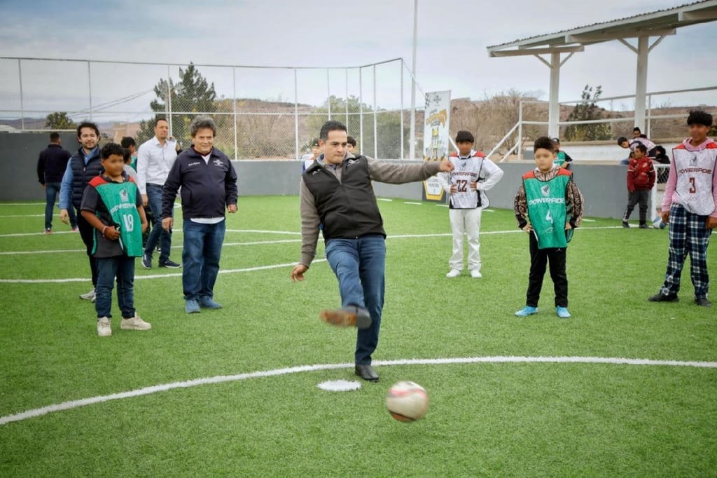 Convivencia. Toño Ochoa aprovechó para jugar una 'cascarita' de futbol tras entregar las obras de rehabilitación del multideportivo en la colonia Arturo Gámiz. 