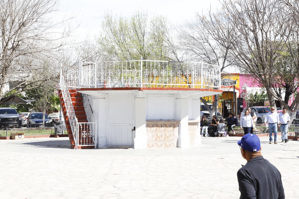 Obras. La semana pasada derribaron el kiosco de la cabecera de Nazas pero se pretende tener lista y terminada su rehabilitación, junto al monumento a la bandera, para antes del 8 de abril, día del eclipse donde Nazas será el epicentro mundial de este fenómeno.
