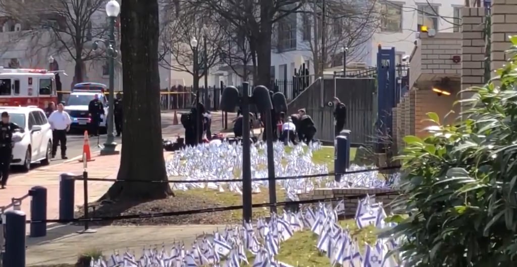 Escena tras la inmolación frente a la embajada de Israel en Washington D.C. (ESPECIAL)