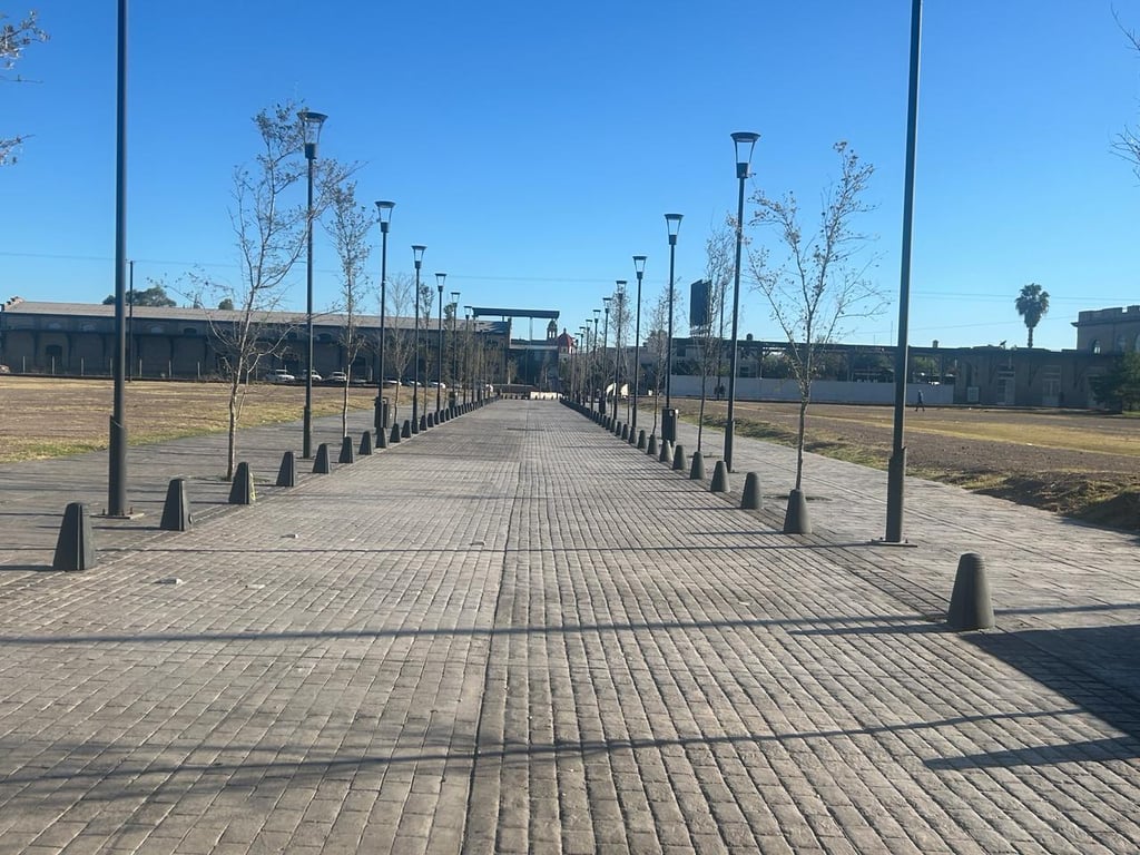 Terminada. Una de las calles transversales ya se concluyó, pero no se ha abierto.