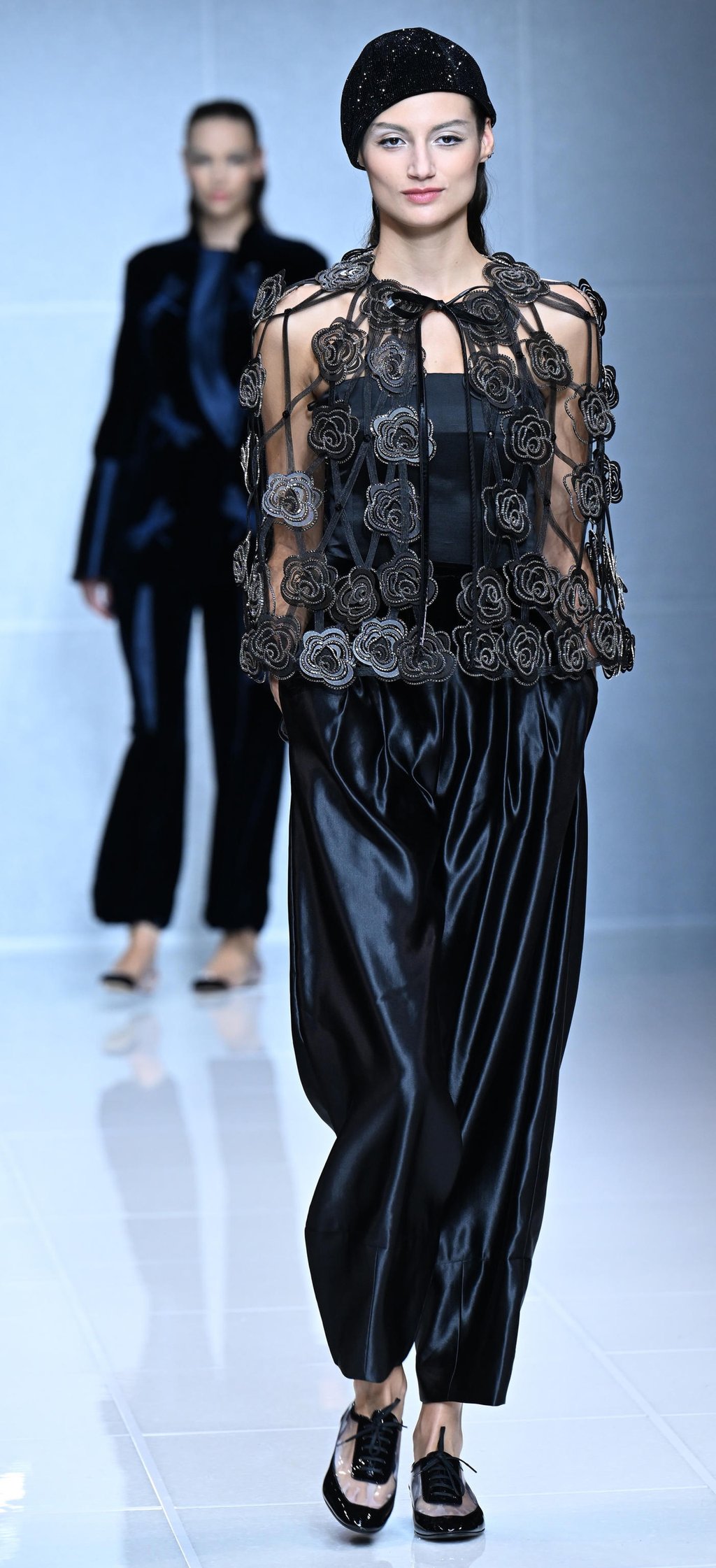 Colección. El diseñador de moda presentó su colecicón otoño/invierno con estampados y bordados de flores, algo inédito en él.